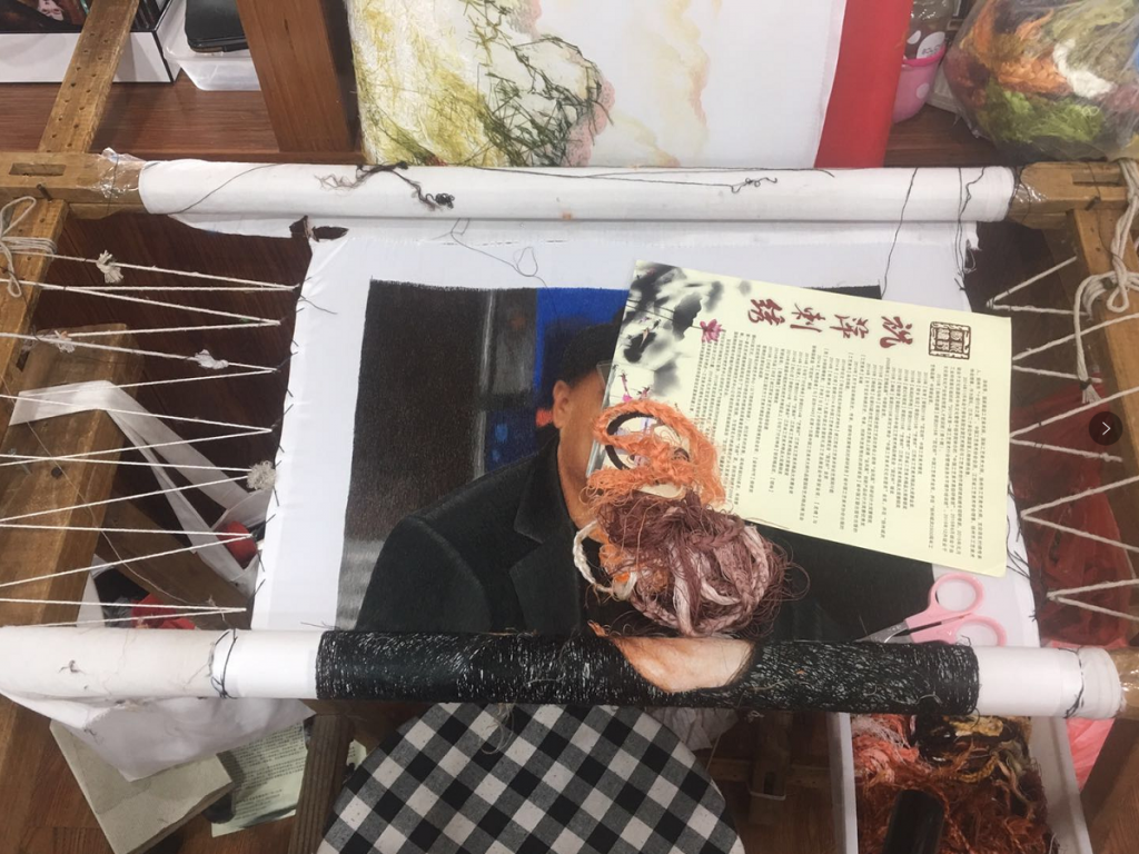宝应绣上绷架