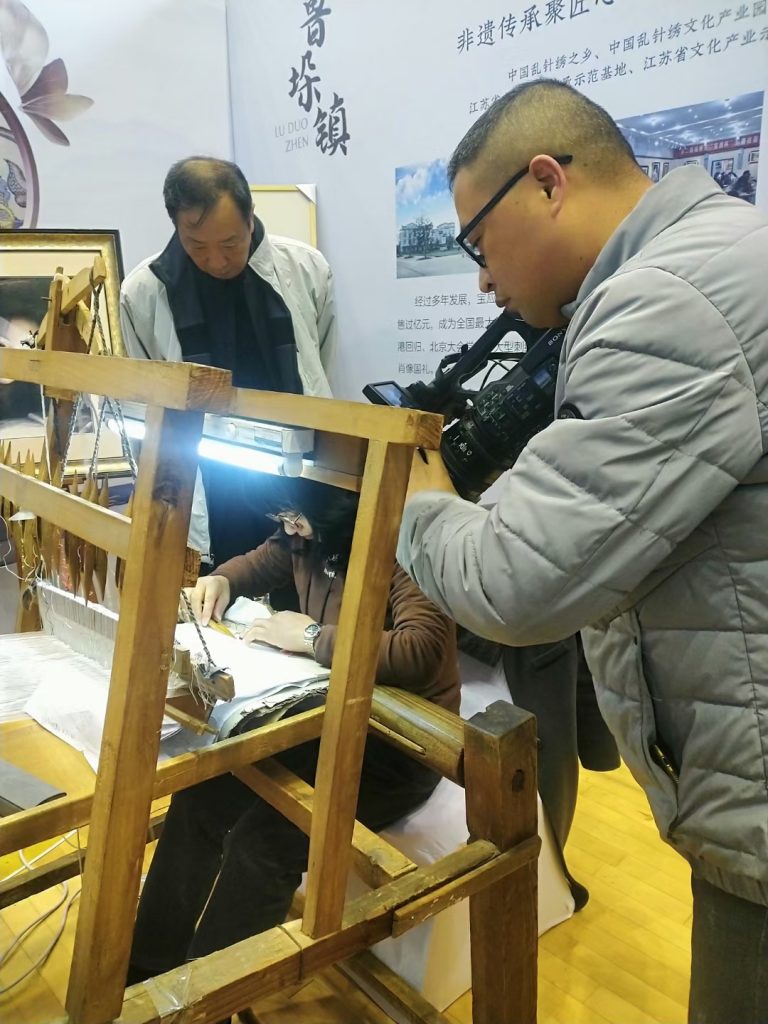 电视台采访汤祝萍现场演示缂丝技艺
