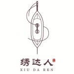 汤祝萍-作为江苏绣达人工艺品有限公司-产品技术总监，个人简历1968年出生，江苏省扬州市宝应县人，1988年学艺，緙丝大师陈娟琴 顾欢文 王金山、刺绣大师张玉英 姚建萍都是她的恩师，2014年师从中国工艺美术大师吕存先生成吕存入室弟子，乱针绣第四代传承人。2014年毕业于清华美院刺绣专项研修班。现任祝萍织绣馆馆长兼技术总监，扬州市汤祝萍技能大师工作室指导老师，正高级工艺美术师 、江苏省工艺美术大师、江苏省乡土人才“三带”能手，江苏省首席技师，扬州市非物质文化遗产乱针绣代表性传承人，先后共培养学员500多人（其中江苏省乡土人才三带新秀3名，高级工艺美术师3名，扬州市工艺美术大师2名，工艺美术师13名，助理工艺美术师38名），带动闲置劳动力就业1000多人，主持并参与绣制的作品多次获得国家级、省级、市级奖项。      作为中国传统手工宝应绣的与原创作品的开拓者，绣达人一直积极宣传宝应绣文化和开发，设计宝应绣新品，绣达人在大型刺绣装饰项目方面一直处于行业较高的水平。绣达人制作的刺绣艺术品，多次被作为重要礼品馈赠海内外友人，深受国内外各界好评.